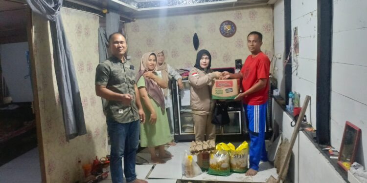 Eri Susanti Berikan Bantuan Kepada Korban Longsor di Kabupaten Simeulue