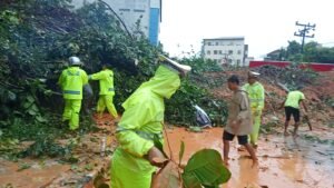 Polda Sumut Kerahkan Kekuatan Penuh Bantu Warga Terdampak Bencana di Sumatera Utara
