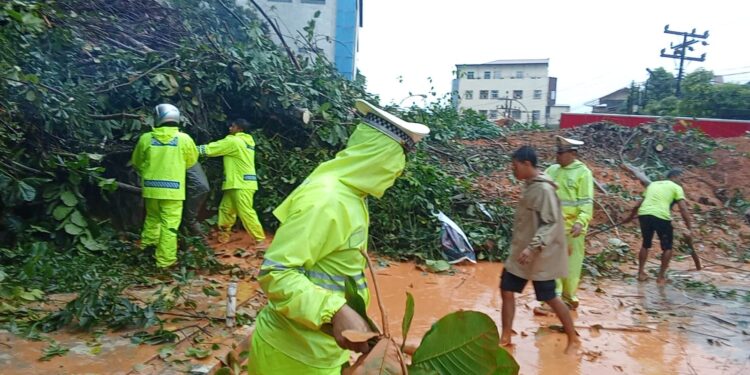 Polda Sumut Kerahkan Kekuatan Penuh Bantu Warga Terdampak Bencana di Sumatera Utara
