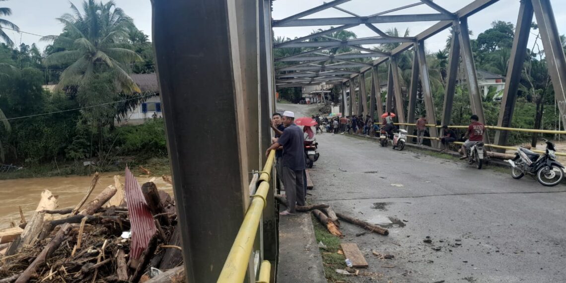 PUPR Aceh Barat Bersama Aparat Gabungan dan Masyarakat Bersihkan Kayu Gelondongan Tersangkut di Bawah Jembatan Tutut