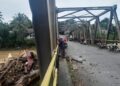PUPR Aceh Barat Bersama Aparat Gabungan dan Masyarakat Bersihkan Kayu Gelondongan Tersangkut di Bawah Jembatan Tutut