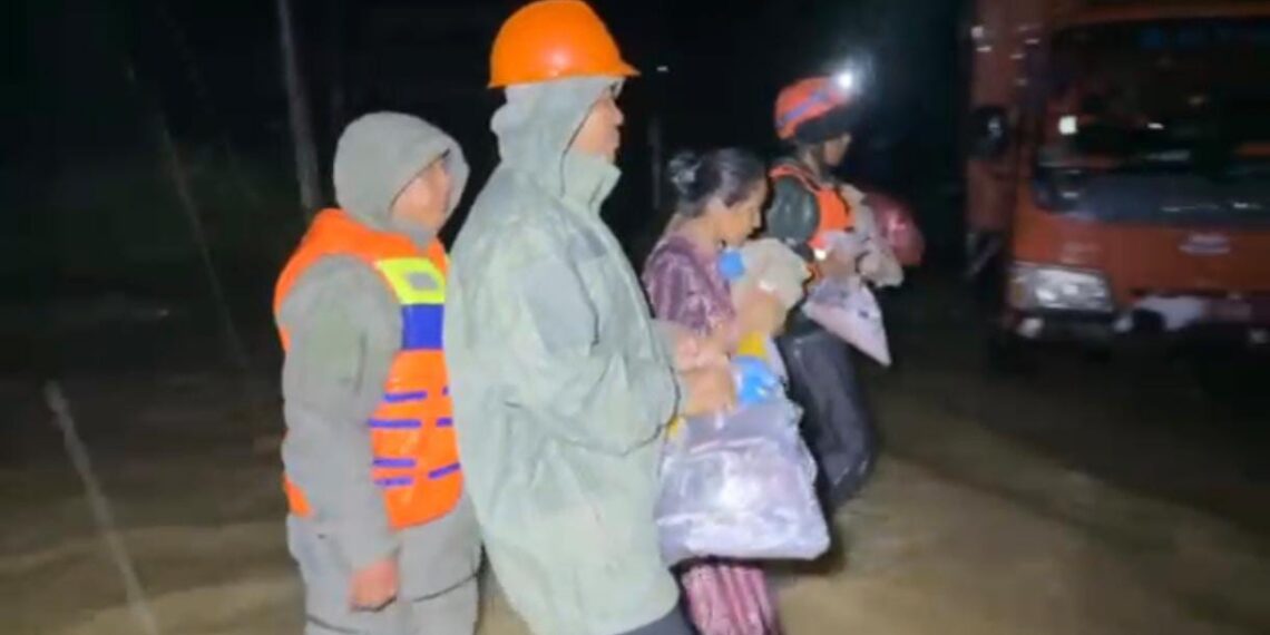Brimob Polda Sumut Evakuasi Warga Terjebak Banjir di Desa Bukit Mas, Langkat
