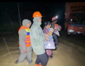 Brimob Polda Sumut Evakuasi Warga Terjebak Banjir di Desa Bukit Mas Langkat