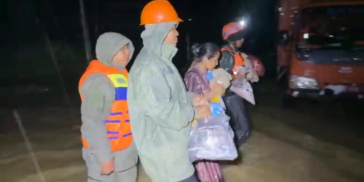 Brimob Polda Sumut Evakuasi Warga Terjebak Banjir di Desa Bukit Mas Langkat