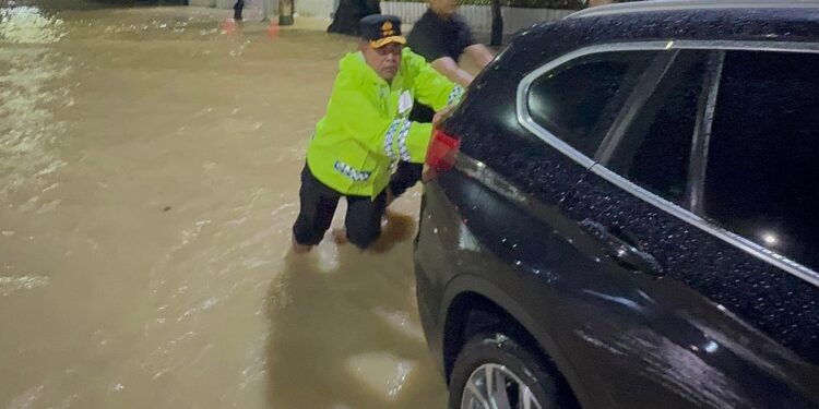 Kapolda Sumut Turun Langsung Tinjau Lokasi Banjir di Jalan Jenderal Sudirman Medan