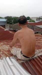 Ketinggian Air Tak Surut, Warga Martubung Terpaksa Mengungsi ke Atap Rumah