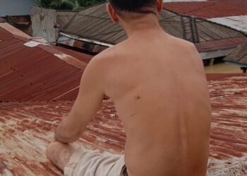 Ketinggian Air Tak Surut, Warga Martubung Terpaksa Mengungsi ke Atap Rumah