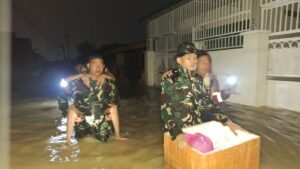 Yonkav 6/NK Kerahkan Pasukan Bantu Evakuasi Warga Terdampak Banjir di Tanjung Gusta