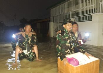 Yonkav 6/NK Kerahkan Pasukan Bantu Evakuasi Warga Terdampak Banjir di Tanjung Gusta