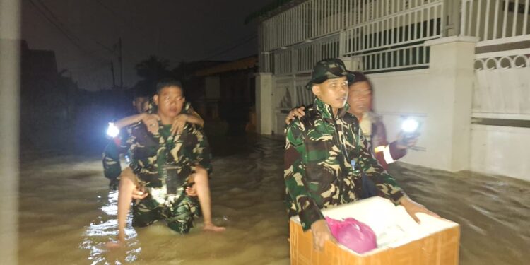 Yonkav 6/NK Kerahkan Pasukan Bantu Evakuasi Warga Terdampak Banjir di Tanjung Gusta