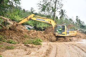 Babinsa Dan Tim BPBD Buka Akses Jalan Longsor Desa Parsalakan