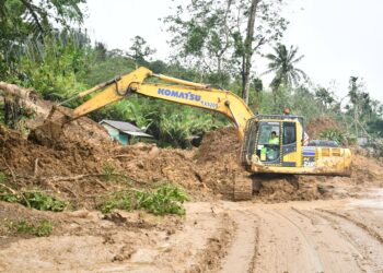 Babinsa Dan Tim BPBD Buka Akses Jalan Longsor Desa Parsalakan