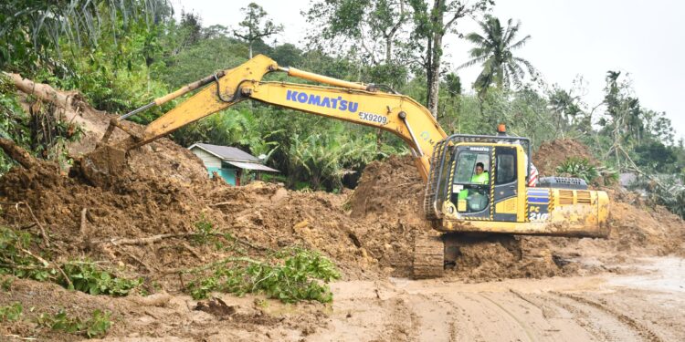 Babinsa Dan Tim BPBD Buka Akses Jalan Longsor Desa Parsalakan