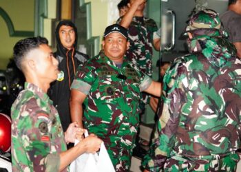 Kasdam I/BB Turun Langsung Meninjau Lokasi Banjir Serta Membagikan Sembako untuk Warga Terdampak. 