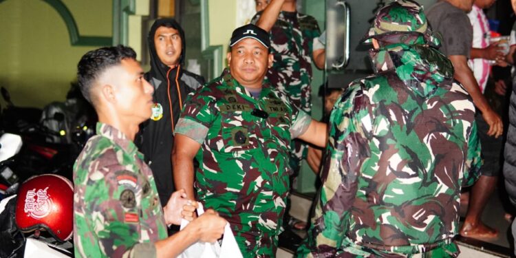 Kasdam I/BB Turun Langsung Meninjau Lokasi Banjir Serta Membagikan Sembako untuk Warga Terdampak. 