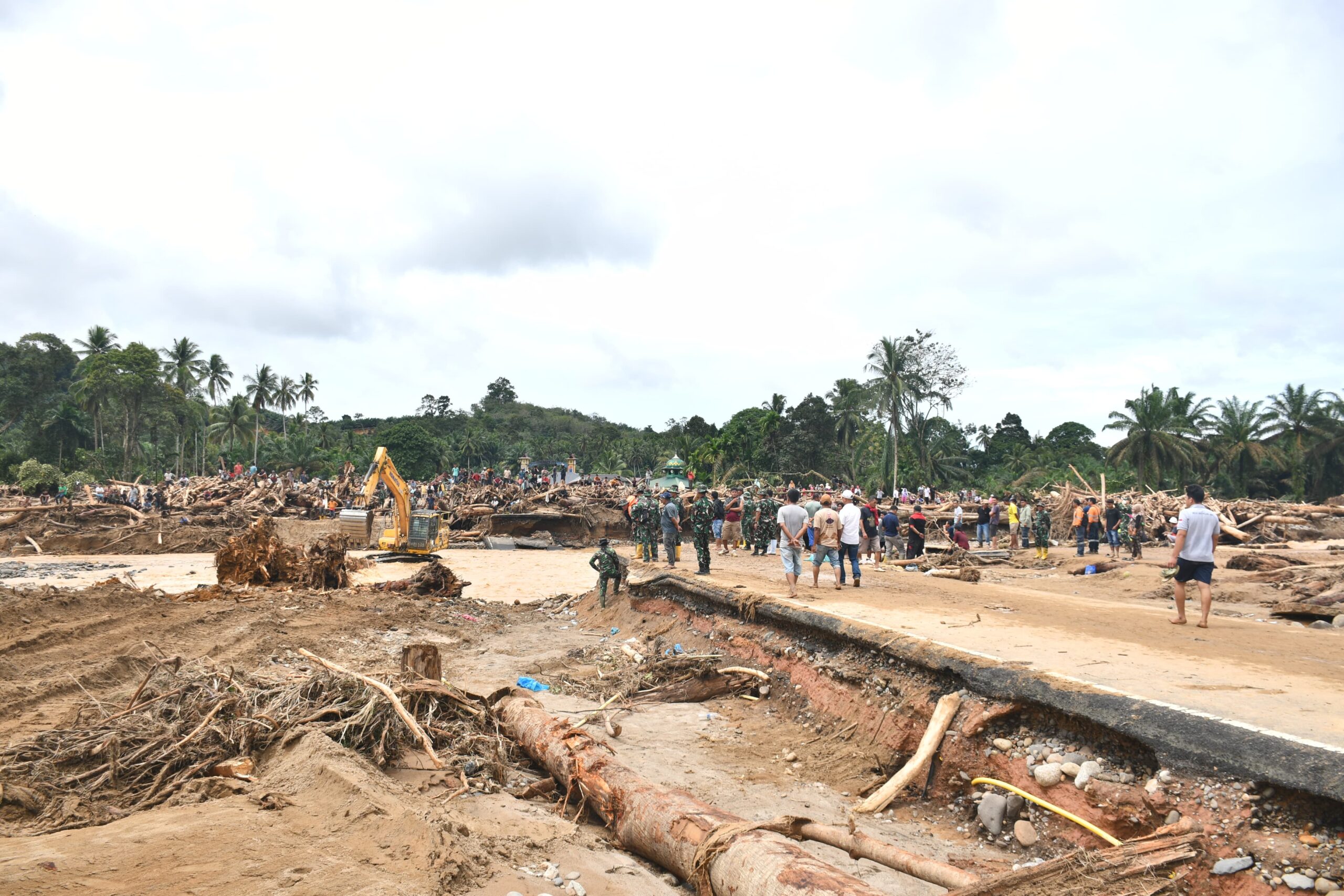 IMG-20251130-WA0013-scaled Kodam I/BB Bersama BNPB dan Relawan Bangun Jembatan Darurat untuk Warga Terisolir Banjir di Batang Toru