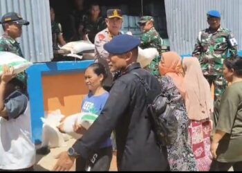 Pastikan Bantuan Tepat Sasaran, Kapolda dan Pangdam Pantau Pembagian Beras di Sibolga