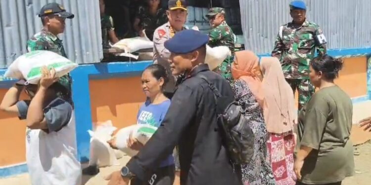 Pastikan Bantuan Tepat Sasaran, Kapolda dan Pangdam Pantau Pembagian Beras di Sibolga