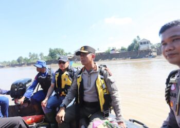 Kapolda Sebrangi Sungai Tingkeum untuk Tembus ke Aceh Utara, Sempat Temui Warga yang Tertahan di Kutablang