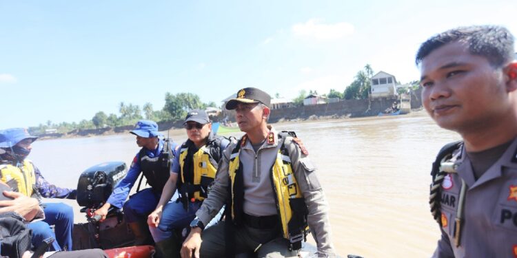 Kapolda Sebrangi Sungai Tingkeum untuk Tembus ke Aceh Utara, Sempat Temui Warga yang Tertahan di Kutablang