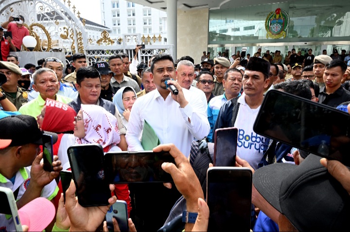 Screenshot_20251104_140953_Gallery Kadis Ketenagakerjaan Dampingi Gubernur Bobby Nasution Dukung Tuntutan Buruh