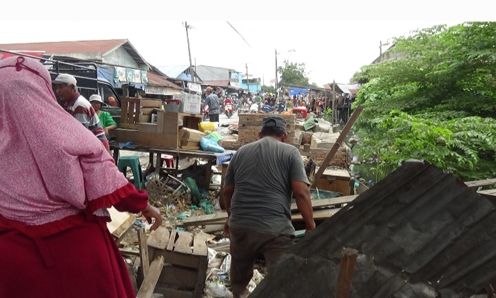 Screenshot_20251114_142431_Gallery Pembongkaran PKL Pasar III Tembung Diduga Tebang Pilih, Pedagang: Kami Selalu Bayar!