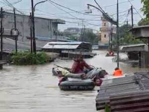 Evakuasi Banjir, Polisi di Kota Medan Susah Payah Mendorong Perahu Bocor