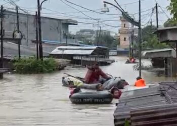 Viral Evakuasi Banjir Polisi di Kota Medan Susah Payah Mendorong Perahu Bocor