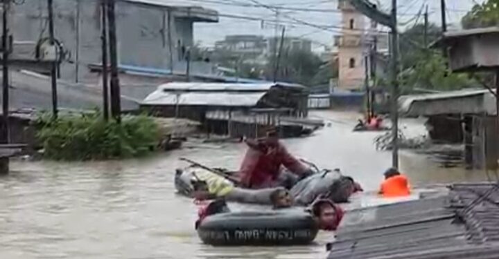 Evakuasi Banjir, Polisi di Kota Medan Susah Payah Mendorong Perahu Bocor