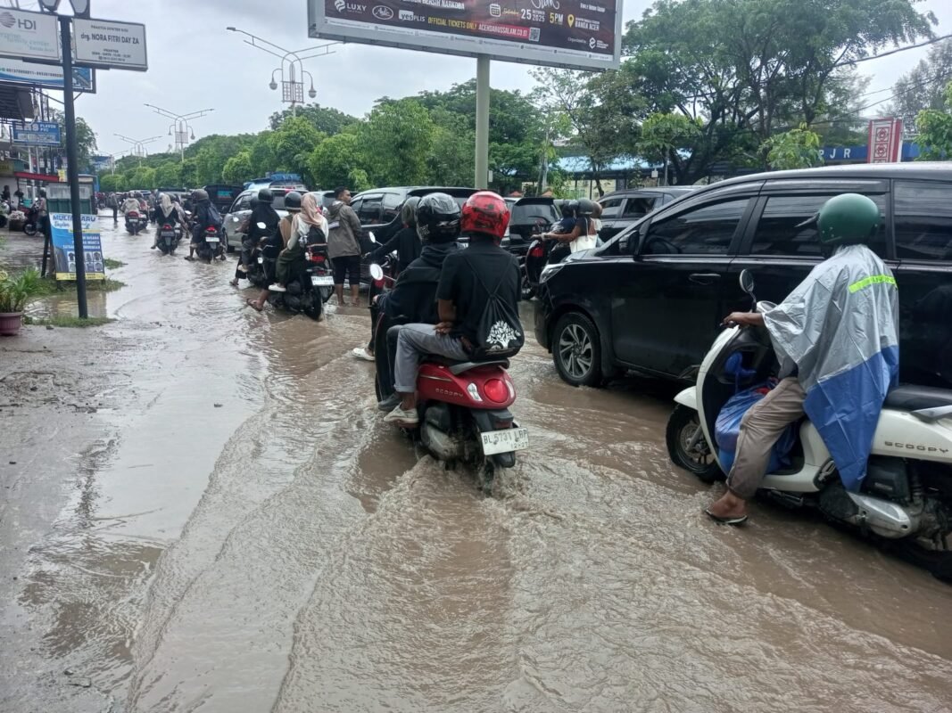Sejumlah Titik di Banda Aceh Alami Kemacetan Parah akibat Genangan Air