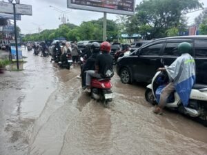 Sejumlah Titik di Banda Aceh Alami Kemacetan Parah akibat Genangan Air
