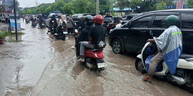 Sejumlah Titik di Banda Aceh Alami Kemacetan Parah akibat Genangan Air
