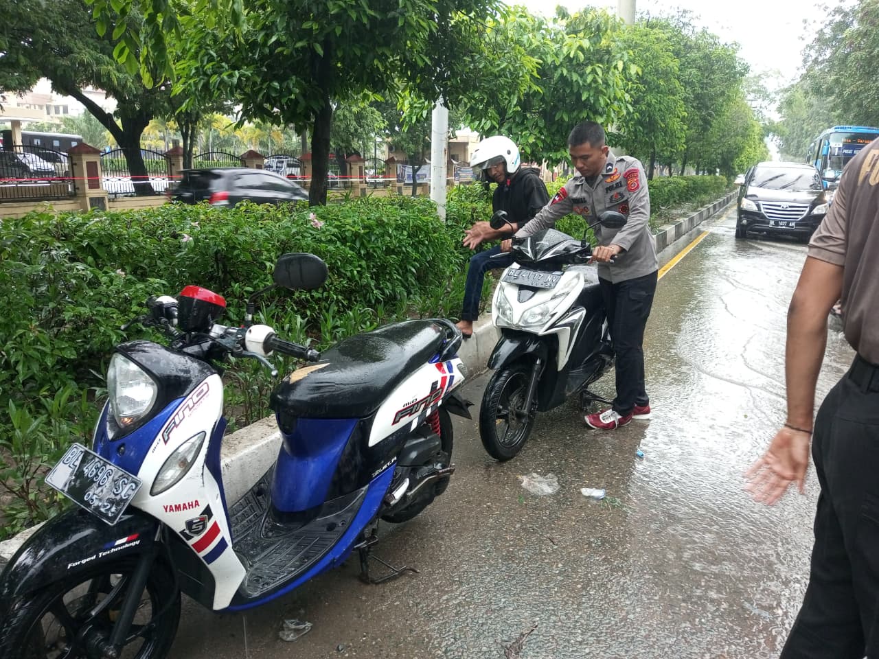 WhatsApp-Image-2025-11-27-at-13.13.25-1 Sejumlah Titik di Banda Aceh Alami Kemacetan Parah akibat Genangan Air