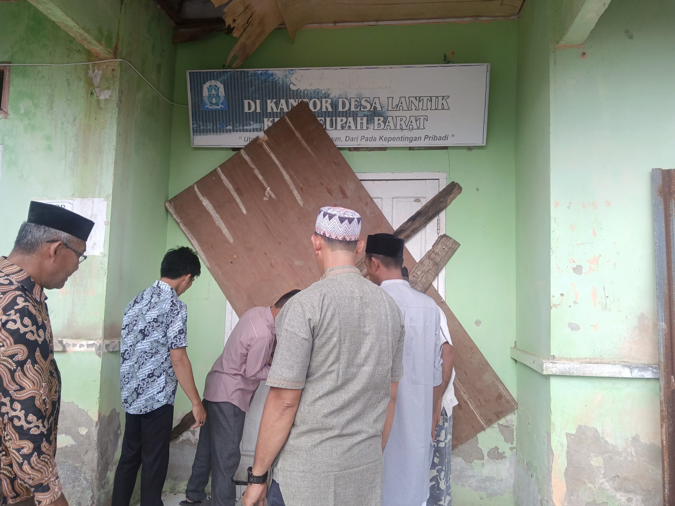 20251226_143102-scaled Warga Desa Lantik Segel Kantor Desa, Tuntut Transparansi Dana Desa 2023–2025