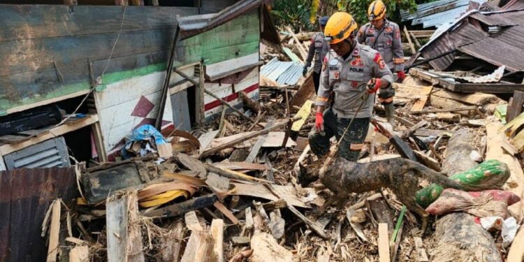 Tim K9 Polri Temukan Mayat Perempuan di Bawah Puing Kayu Depan Gereja GKPA Huta Godang
