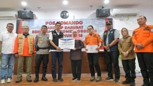 Gubernur Jawa Timur Serahkan Bantuan Rp3,8 Miliar untuk Aceh