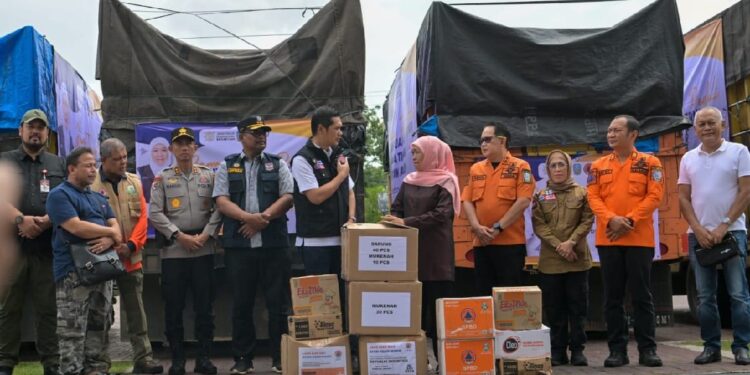 Gubernur Jawa Timur Serahkan Bantuan Rp3,8 Miliar untuk Aceh
