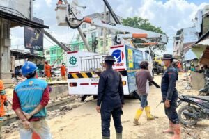 Personel Brimob Kawal Penormalan Listrik di Aceh Tamiang