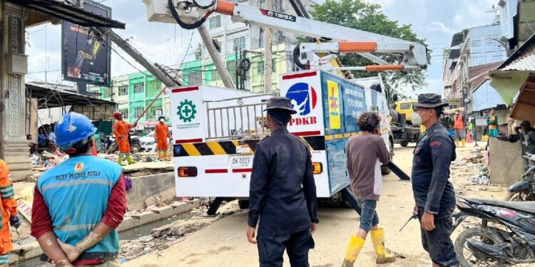 Personel Brimob Kawal Penormalan Listrik di Aceh Tamiang