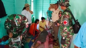 Satgas Gulbencal Kesdam I/BB Bersama Yonif 125/SMB Evakuasi Pasien Gunakan Helikopter di Tapanuli Tengah