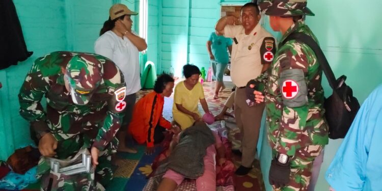 Satgas Gulbencal Kesdam I/BB Bersama Yonif 125/SMB Evakuasi Pasien Gunakan Helikopter di Tapanuli Tengah