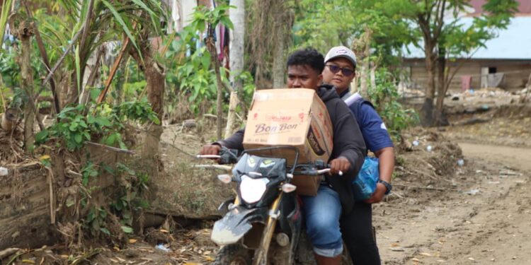 Menembus Lumpur, MMF Salurkan Donasi Pemancing untuk Korban Banjir Pidie Jaya