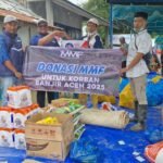 Komunitas MMF menyalurkan bantuan kemanusiaan kepada korban bencana banjir dan longsor di Gampong Meunasah Mancang, Kecamatan Meurah Dua, Kabupaten Pidie Jaya, Minggu (14/12/2025). (Dok. Ho Tubinnews).