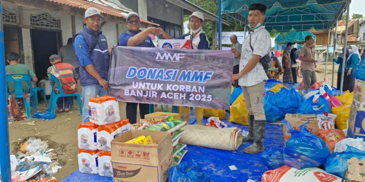 Komunitas MMF menyalurkan bantuan kemanusiaan kepada korban bencana banjir dan longsor di Gampong Meunasah Mancang, Kecamatan Meurah Dua, Kabupaten Pidie Jaya, Minggu (14/12/2025). (Dok. Ho Tubinnews).