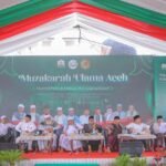 Para ulama Aceh berkumpul di halaman Masjid Raya Baiturrahman, Banda Aceh, untuk bersama-sama mendesak Presiden Republik Indonesia, Prabowo Subianto, menetapkan status Darurat Bencana Nasional di Sumatera, Minggu (14/12/2025). [Foto: Dok MPU Aceh]