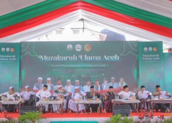 Para ulama Aceh berkumpul di halaman Masjid Raya Baiturrahman, Banda Aceh, untuk bersama-sama mendesak Presiden Republik Indonesia, Prabowo Subianto, menetapkan status Darurat Bencana Nasional di Sumatera, Minggu (14/12/2025). [Foto: Dok MPU Aceh]