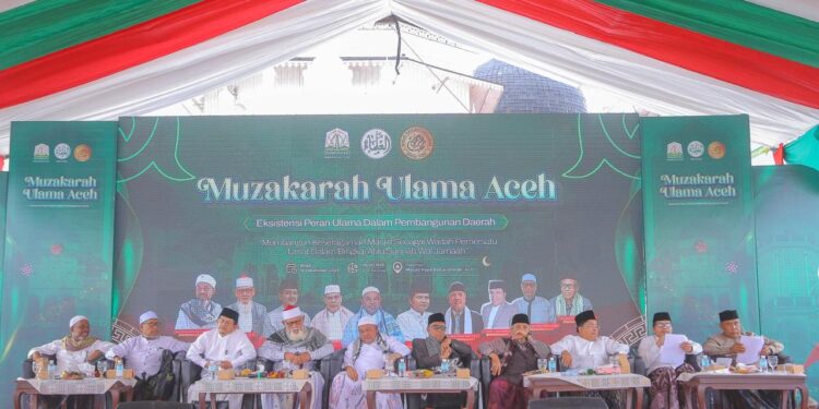 Para ulama Aceh berkumpul di halaman Masjid Raya Baiturrahman, Banda Aceh, untuk bersama-sama mendesak Presiden Republik Indonesia, Prabowo Subianto, menetapkan status Darurat Bencana Nasional di Sumatera, Minggu (14/12/2025). [Foto: Dok MPU Aceh]