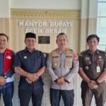 Bupati Aceh Besar Muharram Idris atau Syech Muharram bersama unsur Forkopimda Aceh Besar foto bersama dengan SBM 3 Gas Aceh Muhammad Suhanda setelah melakukan rapat koordinasi penyaluran gas LPG, Kamis (18/12/2025) di kantor bupati setempat. (dok. Ho Tubinnews).