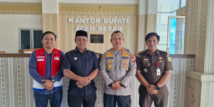 Bupati Aceh Besar Muharram Idris atau Syech Muharram bersama unsur Forkopimda Aceh Besar foto bersama dengan SBM 3 Gas Aceh Muhammad Suhanda setelah melakukan rapat koordinasi penyaluran gas LPG, Kamis (18/12/2025) di kantor bupati setempat. (dok. Ho Tubinnews).