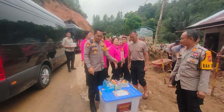 Di Tengah Lelah Personel, Bhayangkari Polda Sumut Hadir Bawa Asupan Moril dan Logistik